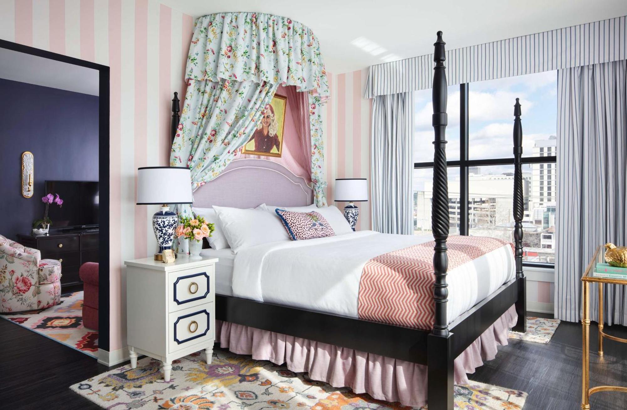 Graduate King Suite - Hearing Accessible