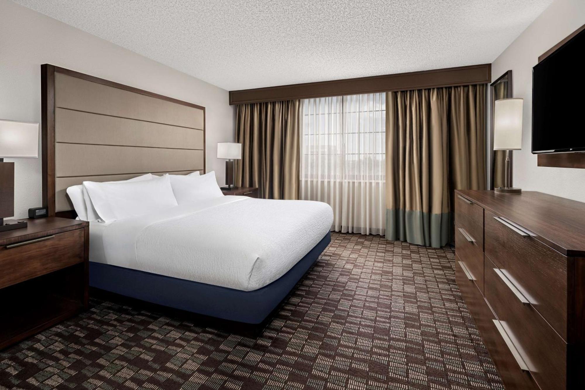 Premium King Room Roll Shower Mobility Hearing Accessible or Non-Smoking,1551972031:JPEG