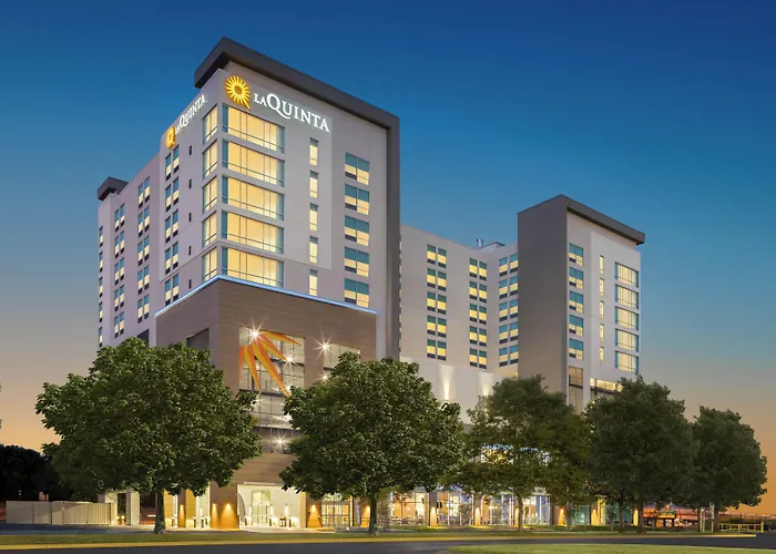 Nashville Pet Friendly HotelsLa Quinta Inn & Suites By Wyndham Downtown Stadium