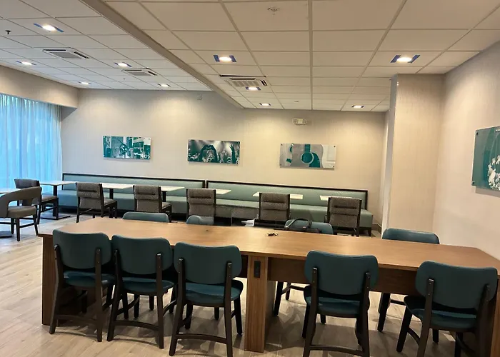 La Quinta Inn & Suites by Wyndham Nashville Airport/Opryland